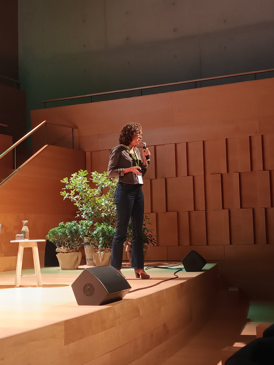 apevcat's tweet photo. Seguim amb la intervenció d'Inma Gascón, Consultora de Ingeniería y paisajismo y divulgación en Naturaleza Urbana: 'Ahora que me escuchas te voy a contar algo... Comunicar en verde desde el ámbito público' #congresAPEVC #elboscurba #jardineria #paisatgisme #comunicarenverd https://t.co/VJgDOnKDdn