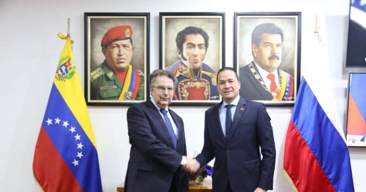 TIEMBLA EL DÓLAR ANTE ALIANZA RUSIA-CARACAS. Aparte del uso de la tarjeta bancaria MIR, Lavrov señaló que Moscú y Caracas implementan también el sistema de transmisión de mensajes financieros del Banco Central ruso.
