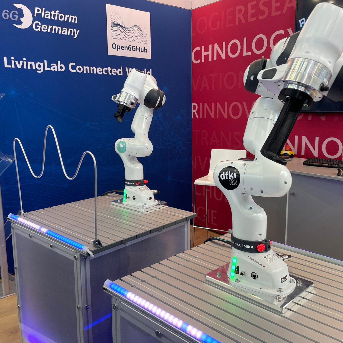 DFKI's tweet photo. Haptisches Feedback &amp; natürliche Steuerung auf Basis von #6G als Schlüssel für Fernoperationen 👩‍⚕️🤝🤖Das Team #IntelligenteNetze zeigte den #Forcefeedback-Demonstrator auf der #MEDICA2023 &amp; freute sich über Besuch von MD @D_Stich vom @MWGRLP. 👉 https://t.co/mDx9cbL0Yf
#open6Ghub https://t.co/O6K7W9KSKu