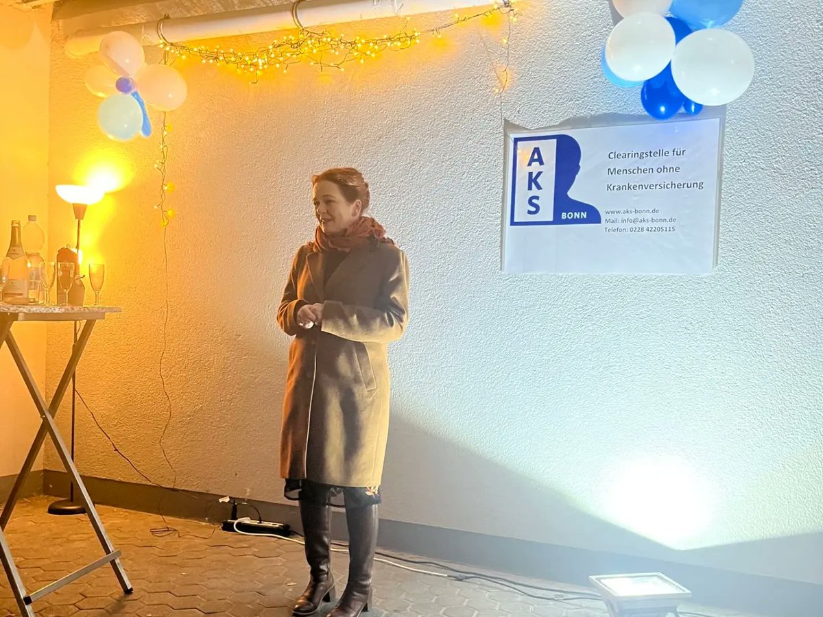 aksbonn's tweet photo. 2 Jahre Sprechstunden für Menschen ohne KV 💙
Wir haben gestern das zweijährige Bestehen unserer Clearingstelle gefeiert. Es war ein schöner Abend mit tollen Gästen. Wir freuen uns, dass OB @katjadoerner auch dabei war und ein Grußwort gesprochen hat.
Auf viele weitere Jahre 🤝 https://t.co/6uB6is77Av