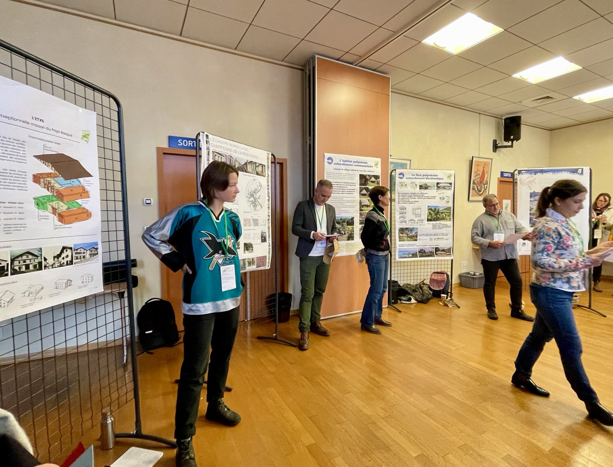 audap_org's tweet image. L&apos;AUDAP actrice de la #fnau44 👊 En direct de l’exploration 4 &quot;maisons loquaces&quot;. Moment riche d’enseignements et de partage. Ns avons assisté à 1 battle endiablée...Mais tjs sous le signe de l’humour ! 2 maisons gagnantes à l&apos;aune des transitions : le Fare et l’Etxe ! @Fnau_urba