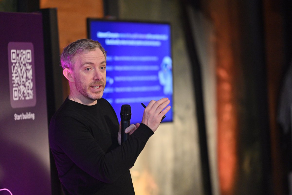 icphub_TR's tweet photo. We set the atmosphere ablaze with a warm welcome from the one and only Dominic Williams (@dominic_w) from @dfinity, alongside the entire #ICP global, @patika_dev &amp; @icphubturkey team! 🔥 ♾️

#ICPHackersDen https://t.co/SJicXq8ndF