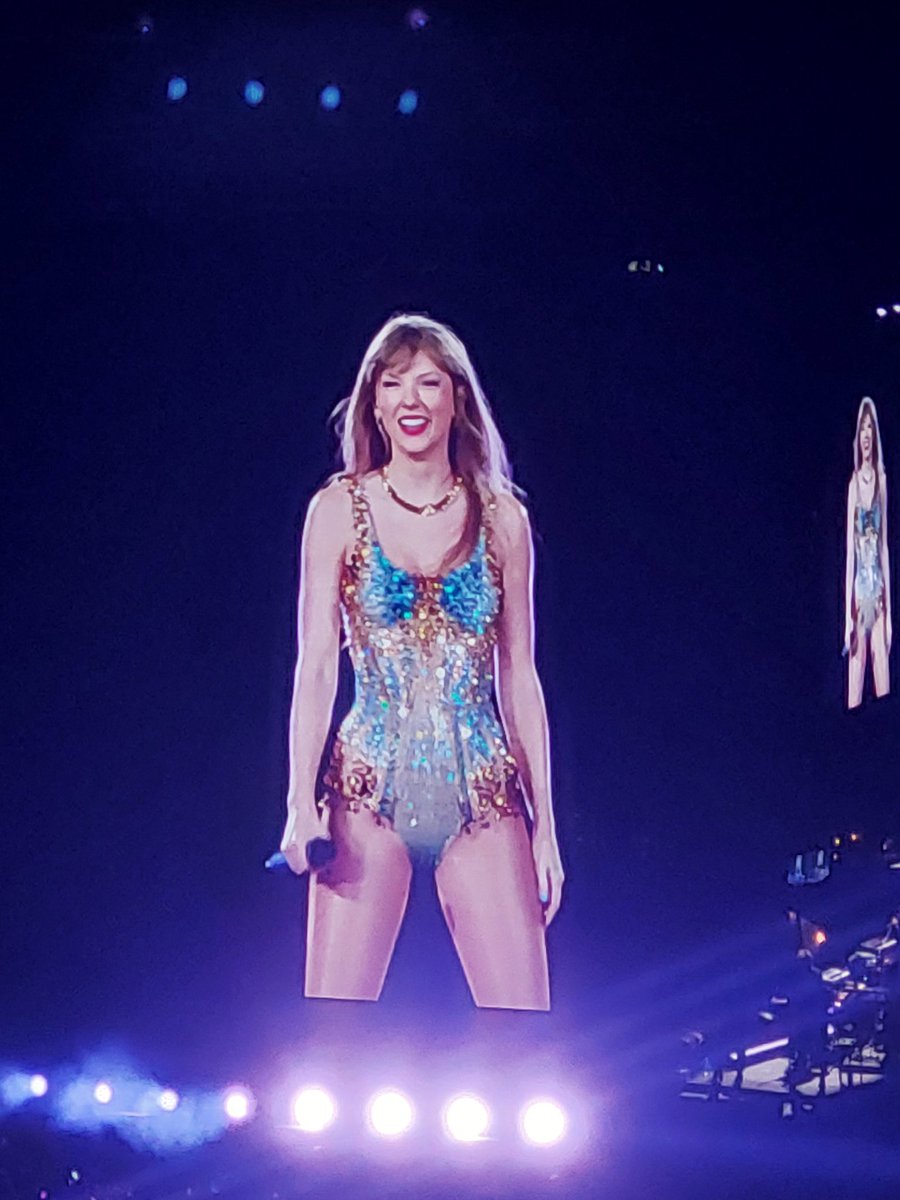 AnotherCatLady_'s tweet photo. LA VI. NO TUVE QUE ESTAR TAN MACHUCADA😂 TODAVÍA NO ME LA CREO.🇦🇷⭐️⭐️⭐️
#BuenosAiresTheErasTour @taylorswift13 love you 💜 Come back soon! https://t.co/PVYcx9CFME