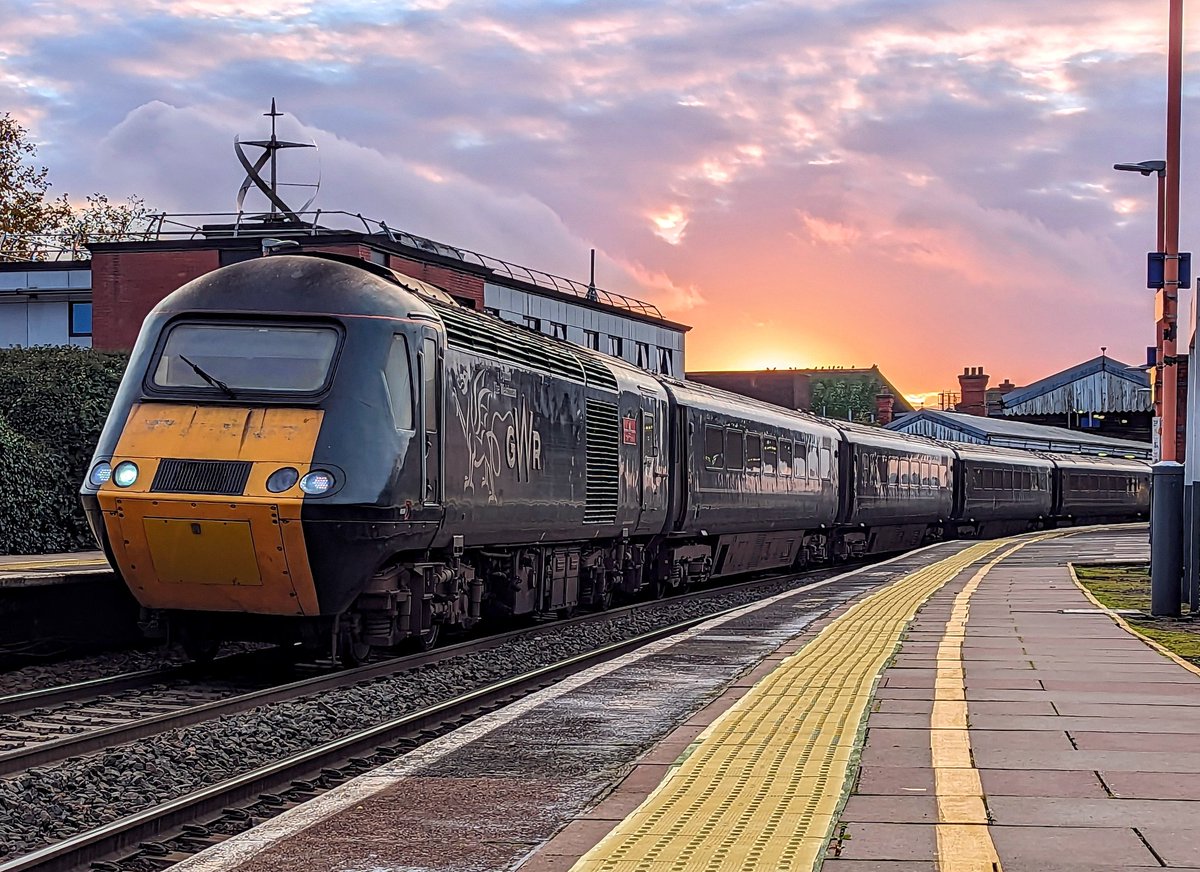 DownOnTheStour's tweet photo. Did someone say another Last HST to Worcester? 😂

43187 &amp; 43042 take the late running 1550 GWR service to Bristol Temple Meads 📸

#DOTS #RailwayPhotography #railwaytwitter #class43 #HST #castleset #GWR https://t.co/6A0m3HhFuK
