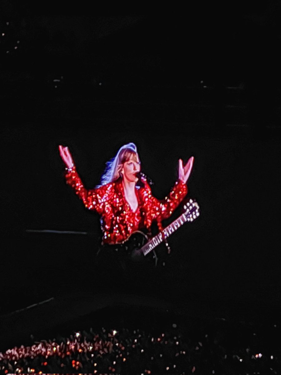AnotherCatLady_'s tweet photo. LA VI. NO TUVE QUE ESTAR TAN MACHUCADA😂 TODAVÍA NO ME LA CREO.🇦🇷⭐️⭐️⭐️
#BuenosAiresTheErasTour @taylorswift13 love you 💜 Come back soon! https://t.co/PVYcx9CFME