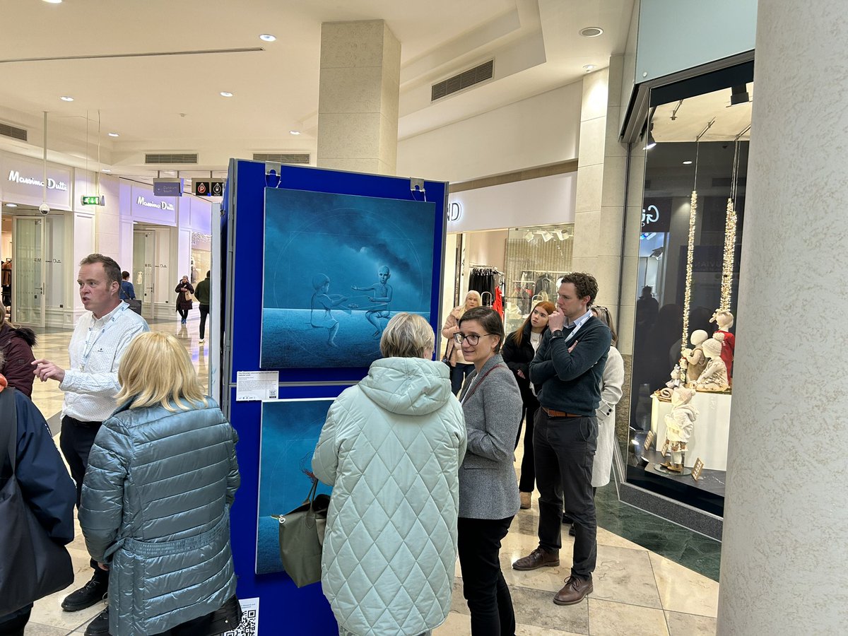 What a day! #Vitruvian has landed @DundrumTC 🎉💕🖼️ Despite a few hiccups with wrong sizes (vans & bulldog clips), 5 stunning paintings by @vincent_devine are on display for #ScienceWeek @scienceirel Chat with researchers, patient partners & artist. @MyelomaIreland @OvaCare