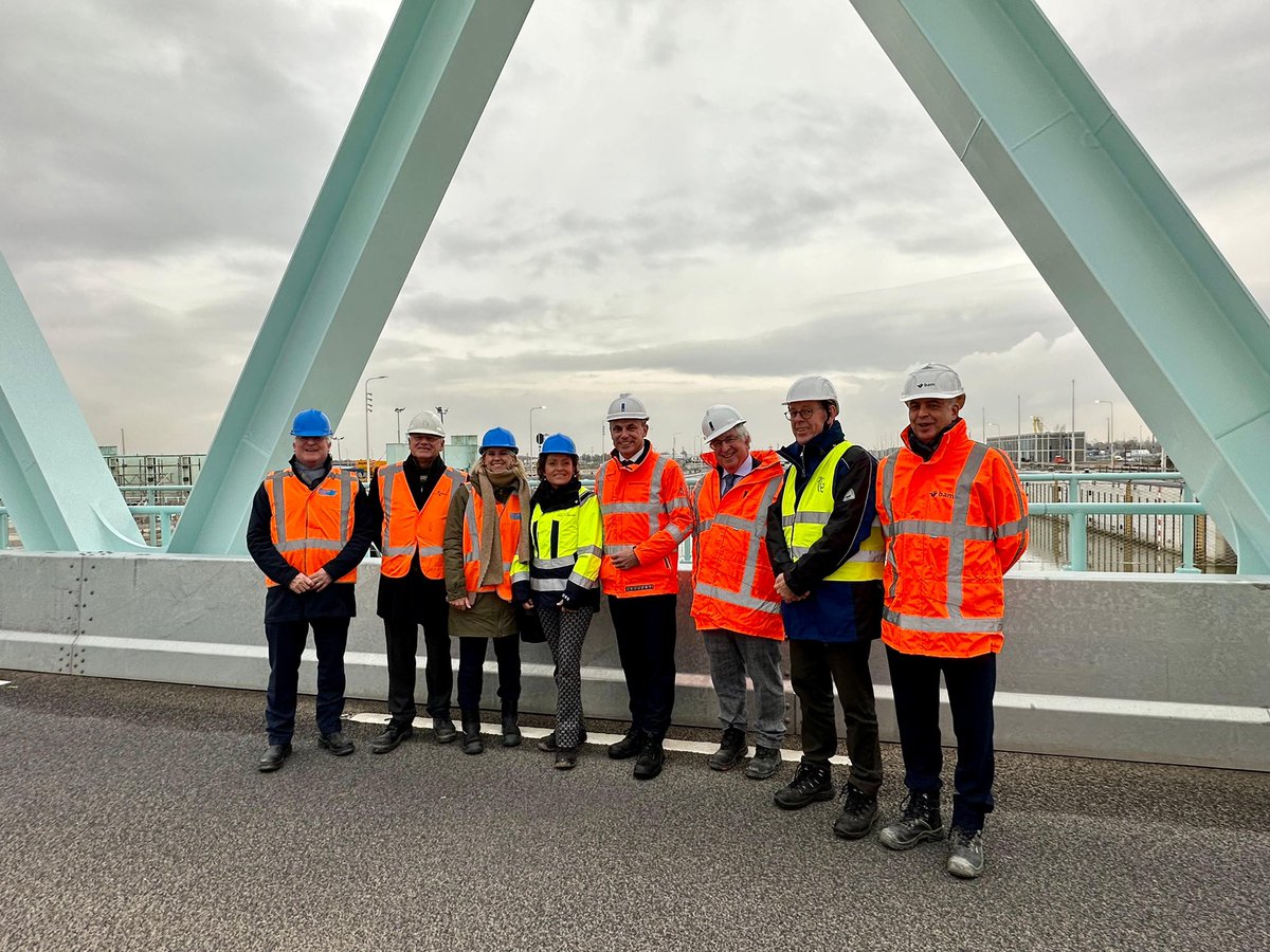 markharbers's tweet image. De Nieuwe Sluis in Terneuzen gaat zorgen voor een vlottere doorstroming van de scheepvaart, kortere wachttijden en er kunnen grotere schepen richting Gent. Het is ook goed voor meer werkgelegenheid in de regio. We onthulden de naam van het sluizencomplex: Noordzeesluizen. 1/2