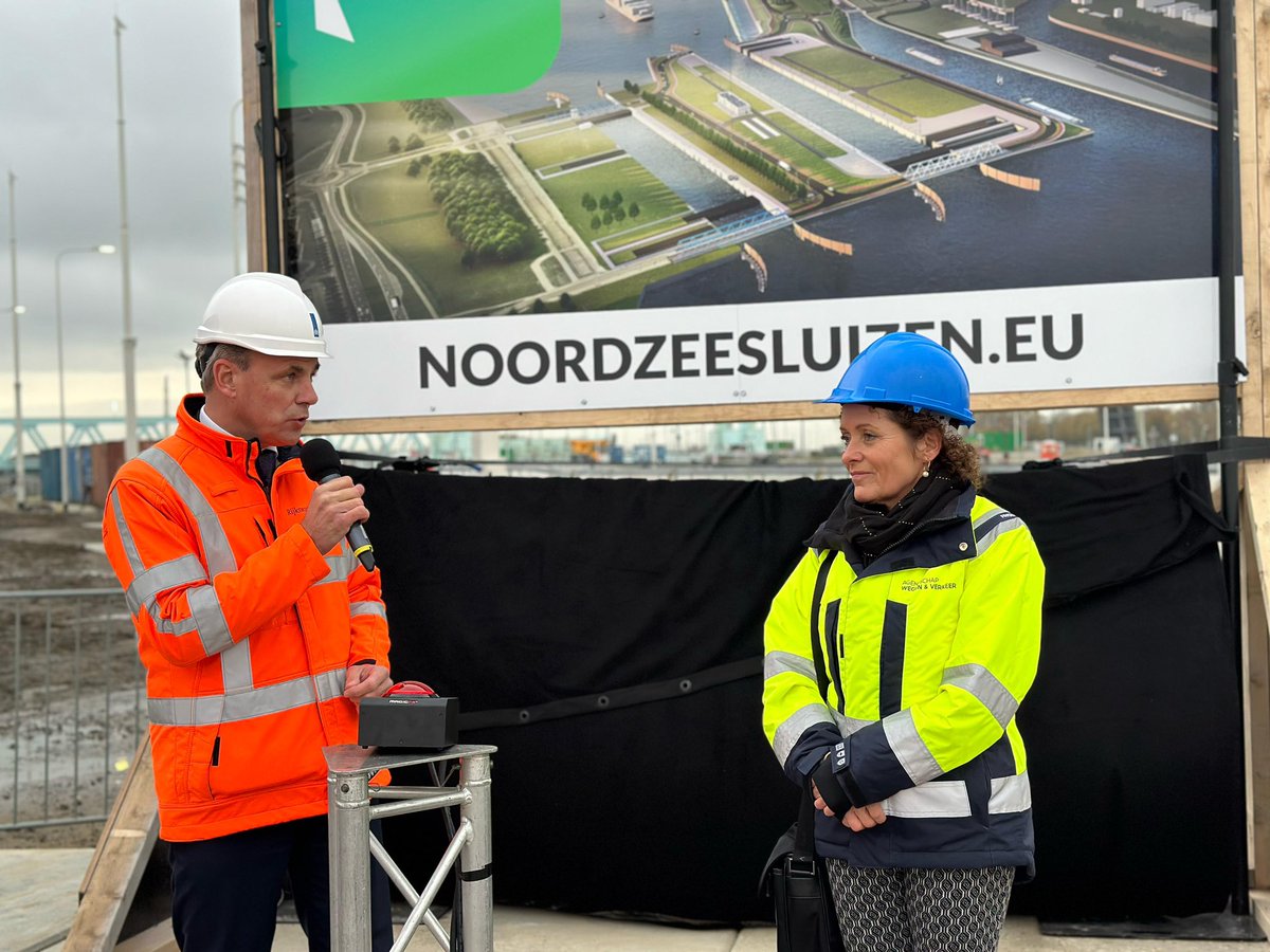 markharbers's tweet image. De Nieuwe Sluis in Terneuzen gaat zorgen voor een vlottere doorstroming van de scheepvaart, kortere wachttijden en er kunnen grotere schepen richting Gent. Het is ook goed voor meer werkgelegenheid in de regio. We onthulden de naam van het sluizencomplex: Noordzeesluizen. 1/2