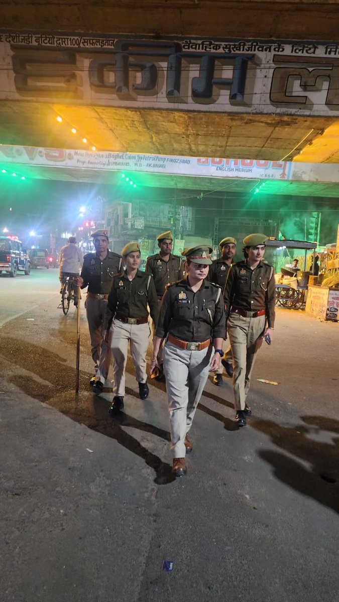 वरिष्ठ पुलिस अधीक्षक फिरोजाबाद के निर्देशन में महिला थाना प्रभारी द्वारा पुलिस बल के साथ शान्ति एवं कानून व्यवस्था बनाये रखने के दृष्टिगत मुख्य मार्गों, बाजारों एवं भीड़-भाड़ वाले स्थानों पर #पैदल_गश्त कर संदिग्ध व्यक्ति/वाहनों की चेकिंग की गयी। #UPPolice #FootPatrolling