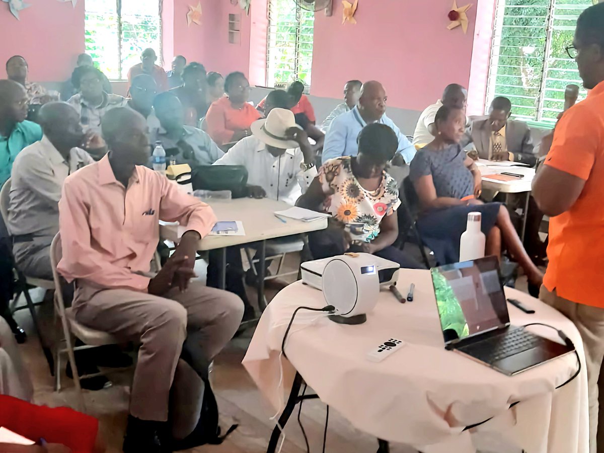 RTE_Menfp's tweet photo. Vers le renforcement des capacités des inspectrices et inspecteurs du MENFP sur des méthodes et techniques préventives au VIH/SIDA
Le ministère de l’Éducation Nationale et de la Formation Professionnelle (@MENFP_Education), en collaboration avec le ministère de la Santé Publique et de la Population (@MsppOfficiel), via le Centre de Formation des Cadres de l’Éducation (#CFCE), le Programme National de Lutte contre le SIDA (#PNLS) et le Service d’appui pédagogique des directions départementales du Nord et du Nord-Est, a lancé conjointement ce mercredi 15 novembre 2023, à l’EFACAP de la Grande Rivière du Nord, une série d’ateliers de réflexions critiques et de renforcement des capacités des inspectrices et inspecteurs du @MENFP_Education via les directions départementales du Nord et du Nord-Est.
Cette série d’ateliers prévue, respectivement, dans le Nord et le Nord-Est, du 15 au 17 Novembre, et du 20 au 22 Novembre 2023, vise à équiper les inspectrices et inspecteurs du Ministère de l'Éducation Nationale d'outils indispensables pour maîtriser les méthodes et techniques préventives contre la contamination du VIH/SIDA, à travers un effort éducatif global, afin de promouvoir l'égalité des sexes, le bien-être et l'émancipation des femmes et jeunes filles haïtiennes.
Ces sessions de formation visent également à susciter la réflexion des participant.e.s sur les approches les plus efficaces pour la mise en œuvre d'une politique préventive en milieu scolaire, la promotion de la santé reproductive, le genre, et le leadership transformationnel parmi les jeunes de 18 ans, ainsi que les adultes évoluant dans l'environnement scolaire des départements ciblés.
L'Organisation des Nations unies pour l'Éducation, la Science et la Culture (@unesco_haiti), le Fonds des Nations unies pour la population (@UNFPAHaiti) et Le Programme commun des Nations Unies sur le VIH/Sida (@OnusidaHaiti) apportent leurs supports techniques et financiers à cette série d’ateliers.