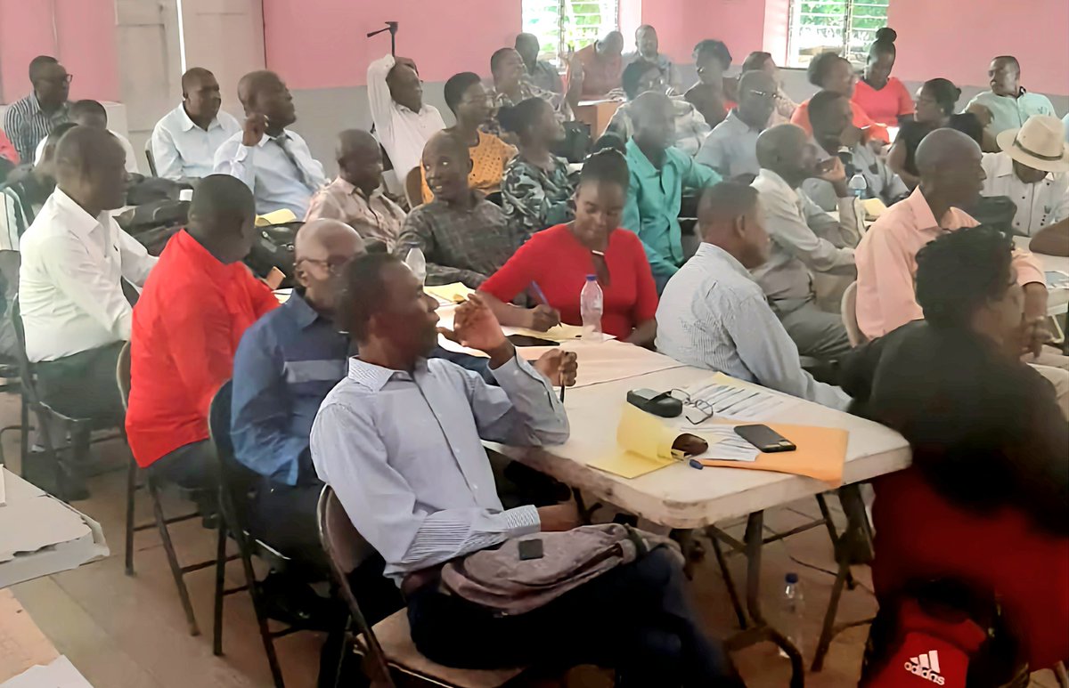 RTE_Menfp's tweet photo. Vers le renforcement des capacités des inspectrices et inspecteurs du MENFP sur des méthodes et techniques préventives au VIH/SIDA
Le ministère de l’Éducation Nationale et de la Formation Professionnelle (@MENFP_Education), en collaboration avec le ministère de la Santé Publique et de la Population (@MsppOfficiel), via le Centre de Formation des Cadres de l’Éducation (#CFCE), le Programme National de Lutte contre le SIDA (#PNLS) et le Service d’appui pédagogique des directions départementales du Nord et du Nord-Est, a lancé conjointement ce mercredi 15 novembre 2023, à l’EFACAP de la Grande Rivière du Nord, une série d’ateliers de réflexions critiques et de renforcement des capacités des inspectrices et inspecteurs du @MENFP_Education via les directions départementales du Nord et du Nord-Est.
Cette série d’ateliers prévue, respectivement, dans le Nord et le Nord-Est, du 15 au 17 Novembre, et du 20 au 22 Novembre 2023, vise à équiper les inspectrices et inspecteurs du Ministère de l'Éducation Nationale d'outils indispensables pour maîtriser les méthodes et techniques préventives contre la contamination du VIH/SIDA, à travers un effort éducatif global, afin de promouvoir l'égalité des sexes, le bien-être et l'émancipation des femmes et jeunes filles haïtiennes.
Ces sessions de formation visent également à susciter la réflexion des participant.e.s sur les approches les plus efficaces pour la mise en œuvre d'une politique préventive en milieu scolaire, la promotion de la santé reproductive, le genre, et le leadership transformationnel parmi les jeunes de 18 ans, ainsi que les adultes évoluant dans l'environnement scolaire des départements ciblés.
L'Organisation des Nations unies pour l'Éducation, la Science et la Culture (@unesco_haiti), le Fonds des Nations unies pour la population (@UNFPAHaiti) et Le Programme commun des Nations Unies sur le VIH/Sida (@OnusidaHaiti) apportent leurs supports techniques et financiers à cette série d’ateliers.