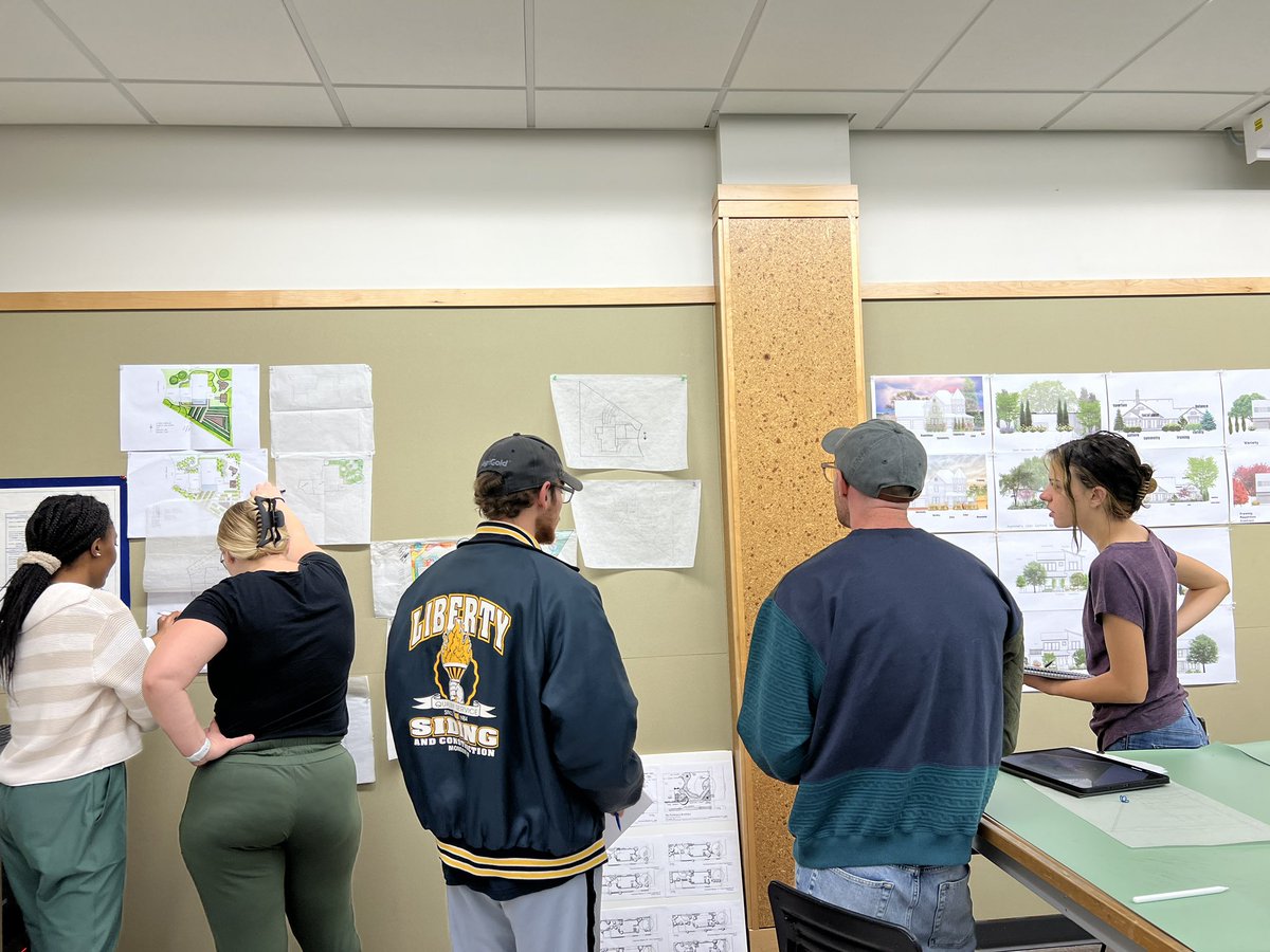 byf_kim's tweet image. Informal very valuable peer review energizes students and puts a new set of eyes on their work. Great process for #presentation and #CriticalThinking in PLAS 467/567/867. @UNL_IANR @unlagrohort @UNLarchitecture