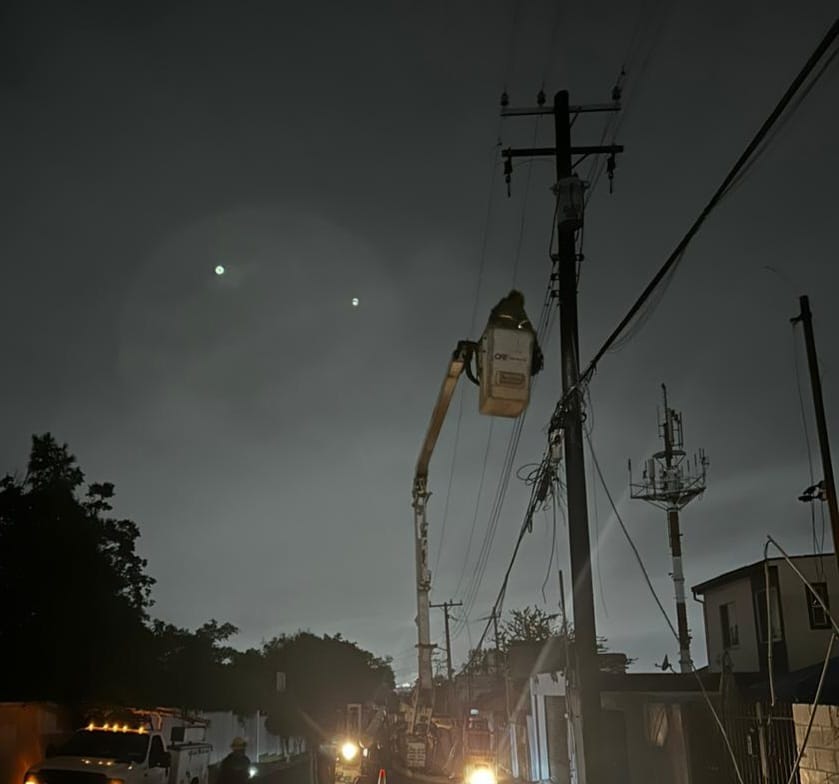 ManuelBartlett's tweet photo. El personal de la @CFEmx ha restituido el servicio eléctrico a los 163,954 usuarios que resultaron afectados por fuertes lluvias y vientos en diversos municipios de Baja California. https://t.co/NALOFq6VDG https://t.co/XGQy4wX3Eu