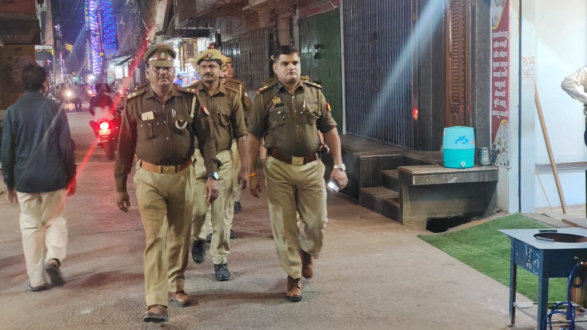 वरिष्ठ पुलिस अधीक्षक फिरोजाबाद के निर्देशन में थाना सिरसागंज पुलिस टीम द्वारा पुलिस बल के साथ शान्ति एवं कानून व्यवस्था बनाये रखने के दृष्टिगत मुख्य मार्गों, बाजारों एवं भीड़-भाड़ वाले स्थानों पर #पैदल_गश्त कर संदिग्ध व्यक्ति/वाहनों की चेकिंग की गयी। #UPPolice #FootPatrolling