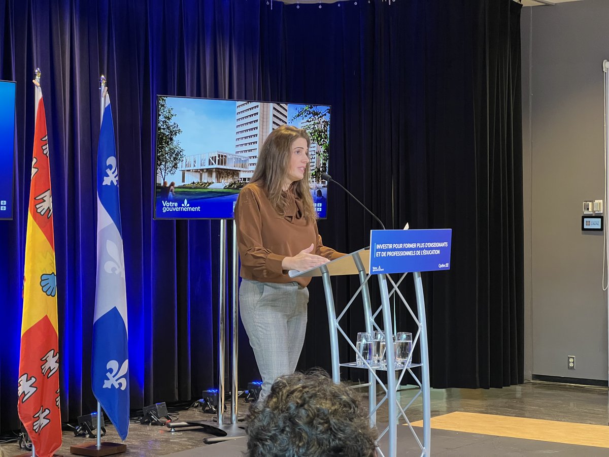En direct: Création d’un environnement d’apprentissage à la fine pointe pour former les étudiantes et étudiants de la Faculté des sciecnes de l’#éducationSE à l’école de demain bit.ly/46i8x6v 
<a href="/PascaleDery/">Pascale Déry</a> <a href="/BdrainvilleQc/">Bernard Drainville</a> <a href="/Ens_supQC/">Ministère de l'Enseignement supérieur du Québec</a> <a href="/EducationQC/">Éducation Québec</a>