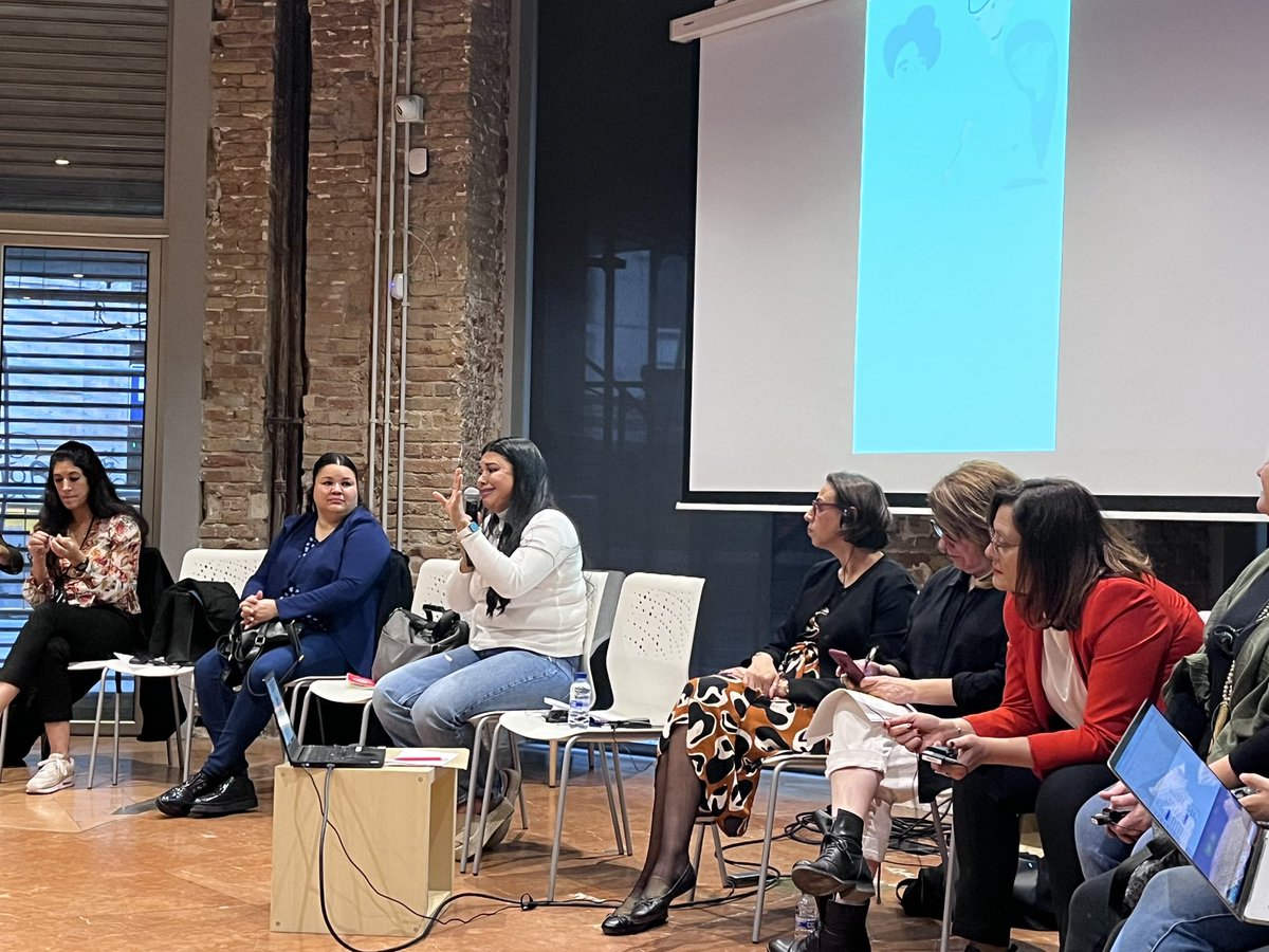 PazySoli_Eus's tweet photo. Sesión de micro abierto en la que se aborda el sector de trabajadoras del hogar y de cuidados a través de:
- Aida Mehrez de la @UGTT_TN
- Fanny Galeas de @CCOOHabitat_Cat
#ddll #trabajodelhogarycuidados #Convenio189 https://t.co/CXchPTjHzG