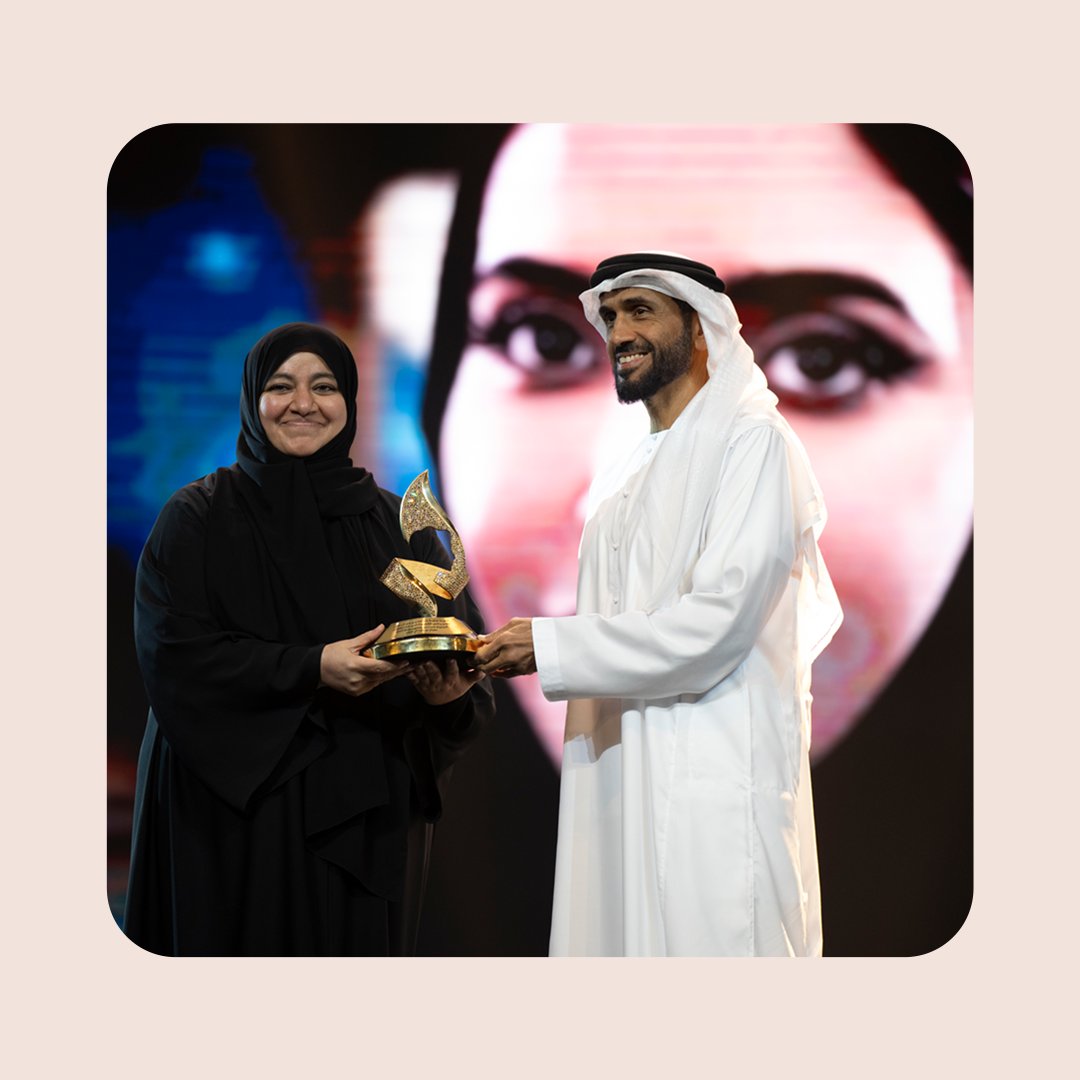 WomenInSportsAD's tweet photo. سمو الشيخ نهيان بن زايد آل نهيان يُهدي الشيخة فاطمة بنت هزاع بن زايد جائزة تقديرية تثميناً لجهودها المستمرة في دعم وتطوير رياضة المرأة
#جائزة_فاطمة_بنت_مبارك_لرياضة_المرأة https://t.co/n0wxTJWXHj