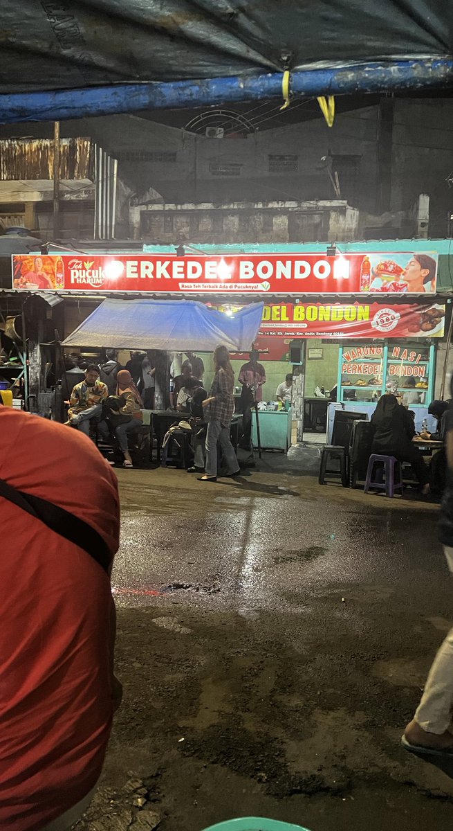 0tk0il's tweet photo. di tahun berapa kamu pertama kali dinner makan bondon ???
taukah kamu kalo aku yang pertama kali menamakannya perkedel bondon in early nineties https://t.co/g7wp4An5gl
