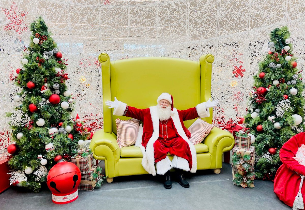 Santa is at The Florida Mall, ready to spread joy and cheer! 🎅✨ Visit us starting today and discover if you've made it onto the nice or naughty list. 📜🤔 
For hours and reservations visit shopfloridamall.com