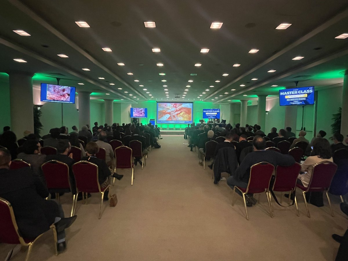 RicBertolo's tweet photo. Packed room in the afternoon of the #Masterclass on #RAPN: different #approaches and #resection #techniques with Prof. @aleantonellibs1 performing #retroperitoneal #enucleoresection and Prof. @minerviniandre performing #transperitoneal #enucleation https://t.co/gJz3aIpuLy