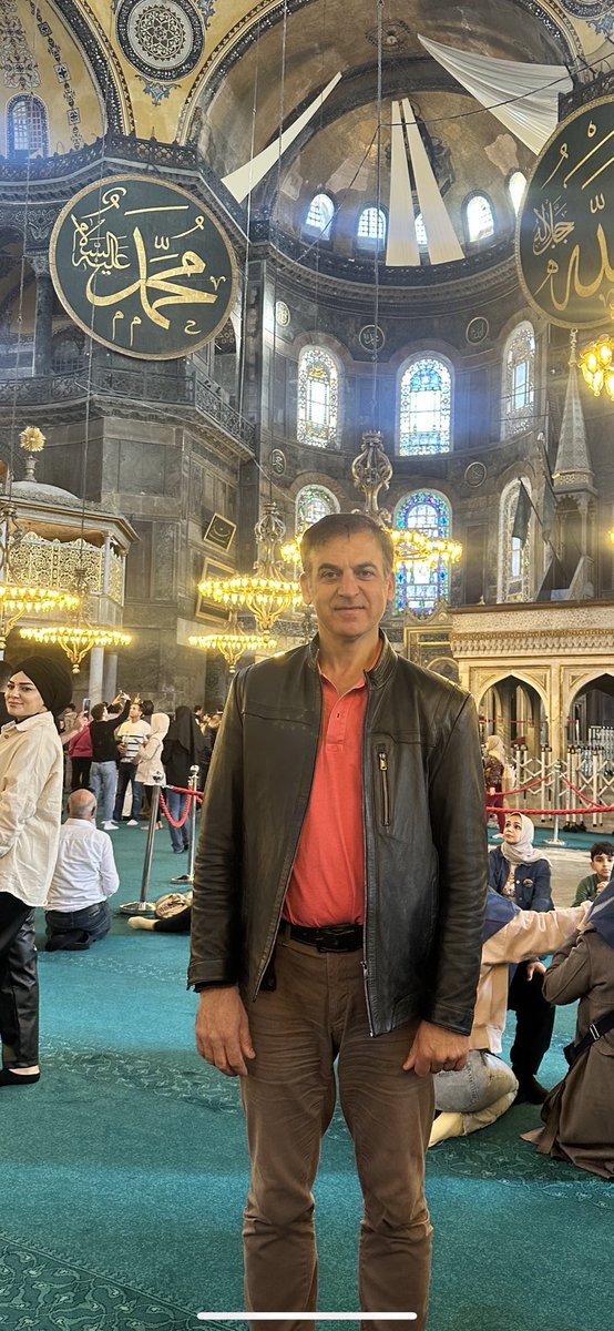 Ayasofya camiinden bütün insanlığı sevgiyle kucaklıyorum.Hayırlı cumalar.