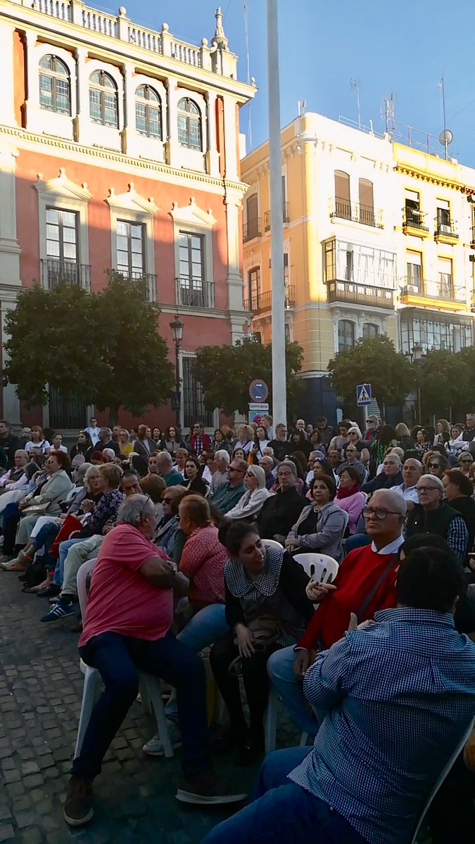 Lleno absoluto en la Plaza de San Francisco para disfrutar esta tarde de Torombo y su tribu del Polígono Sur. Seguimos celebrando el #diainternacionaldelflamenco