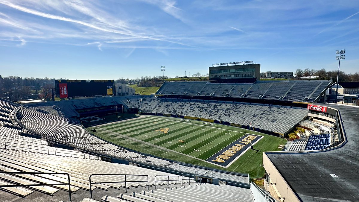 cfbcampustour's tweet photo. 🏟️ Milan Puskar Stadium Visit 🏟️

📍 Morgantown, West Virginia 
🏠 @WVUfootball 
🕰️ Opened in 1980
🪑 60,000 seats
🗓️ Next home game: 11/18 vs Cincinnati 

#HailWV https://t.co/x90PhWcFJV