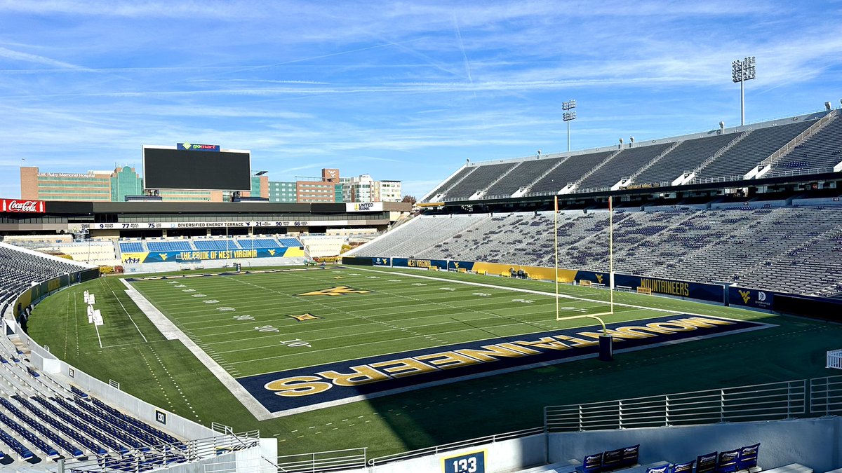 cfbcampustour's tweet photo. 🏟️ Milan Puskar Stadium Visit 🏟️

📍 Morgantown, West Virginia 
🏠 @WVUfootball 
🕰️ Opened in 1980
🪑 60,000 seats
🗓️ Next home game: 11/18 vs Cincinnati 

#HailWV https://t.co/x90PhWcFJV
