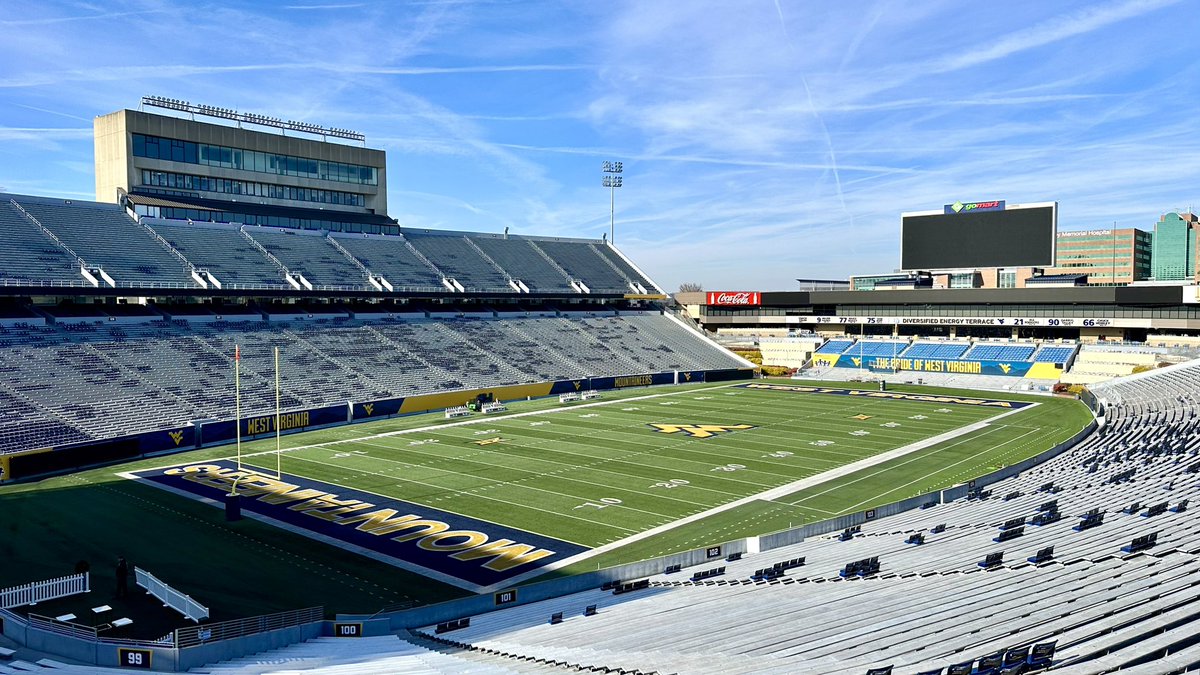 cfbcampustour's tweet photo. 🏟️ Milan Puskar Stadium Visit 🏟️

📍 Morgantown, West Virginia 
🏠 @WVUfootball 
🕰️ Opened in 1980
🪑 60,000 seats
🗓️ Next home game: 11/18 vs Cincinnati 

#HailWV https://t.co/x90PhWcFJV