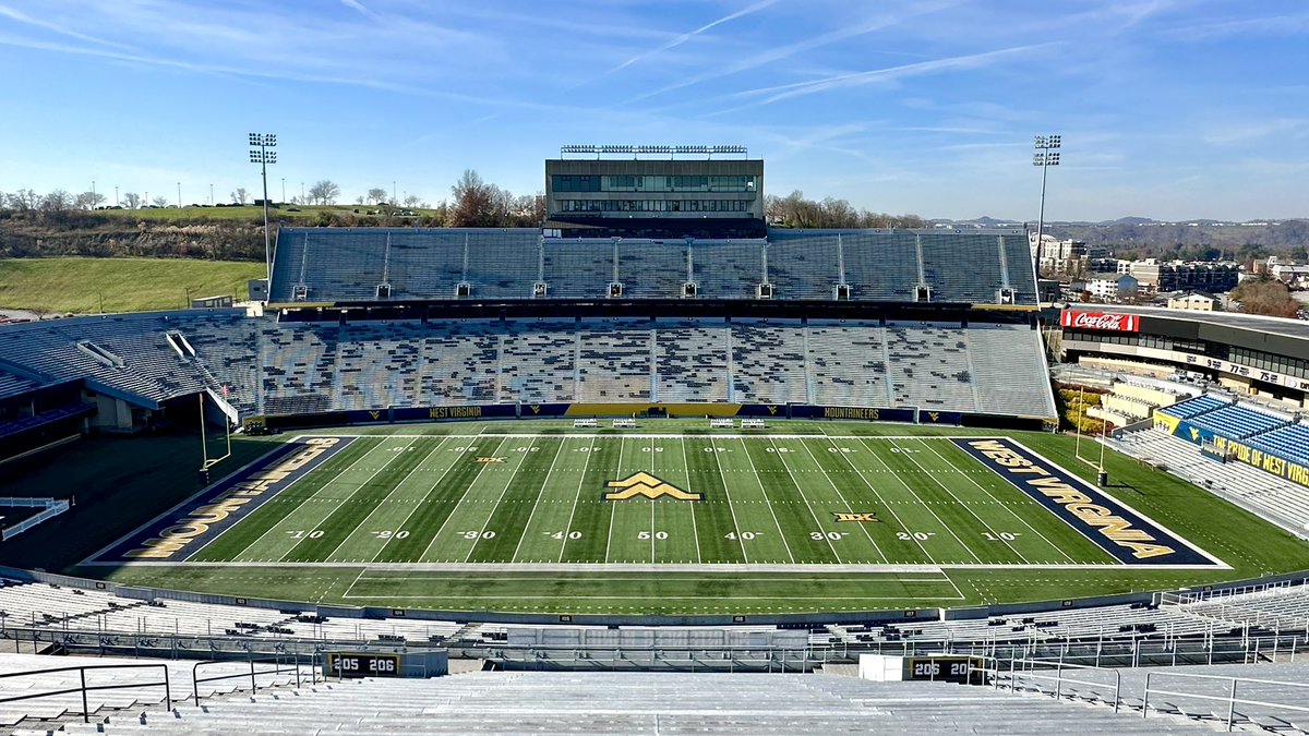 cfbcampustour's tweet photo. 🏟️ Milan Puskar Stadium Visit 🏟️

📍 Morgantown, West Virginia 
🏠 @WVUfootball 
🕰️ Opened in 1980
🪑 60,000 seats
🗓️ Next home game: 11/18 vs Cincinnati 

#HailWV https://t.co/x90PhWcFJV