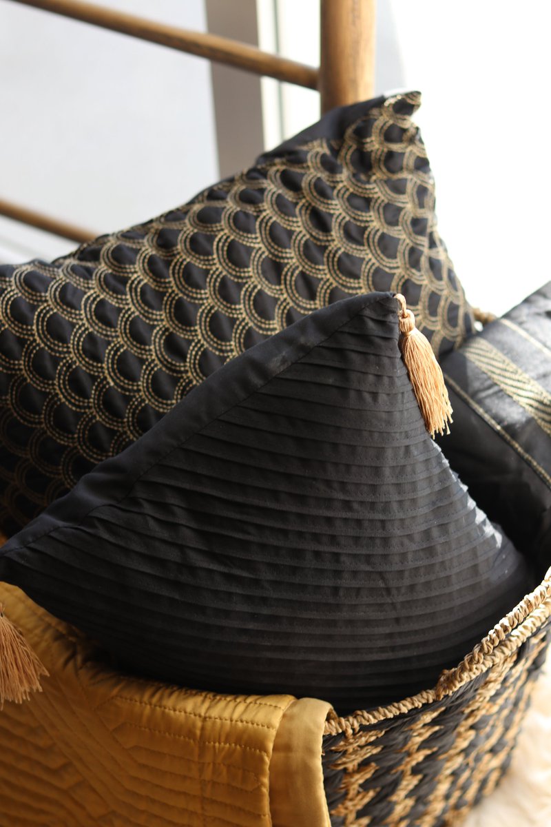 lrhome's tweet image. A well-organized space is a peaceful space. Decluttering can be therapeutic and transforming. 🗂️🏠 #DeclutteredLife