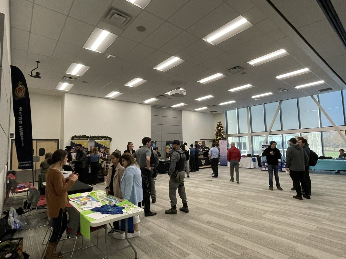 jamiebelec's tweet image. Happening now! St. Lawrence College @whatsinsideslc is hosting the the Law Enforcement Career Expo until 2pm. This was organized by our incredible #CommunityServices law/justice and Career Services groups! #CommunityPartners #ProudToBeSLC