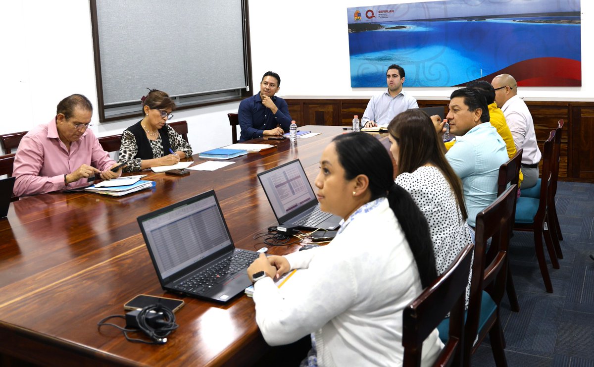 GinoSeguraV's tweet photo. Estamos afinando los últimos detalles para la entrega del #PaqueteFiscal2024 de Quintana Roo.

Analizamos y definimos cada uno de los sectores para que el próximo año sea en beneficio del pueblo.
#UnidosParaTransformar https://t.co/EnCDnLn19E