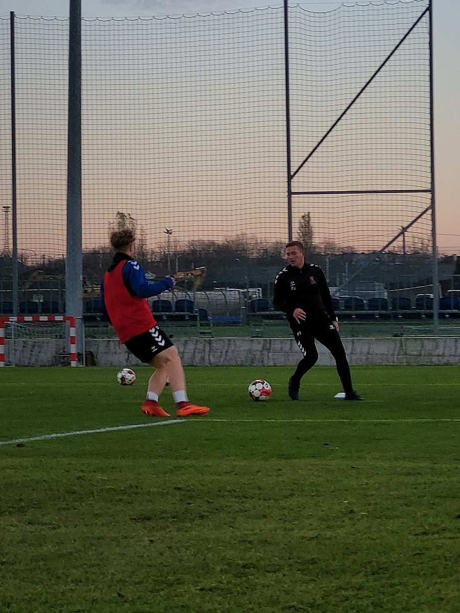 MotorLublin's tweet photo. Dziś nasza drużyna miała okazję porywalizować w wewnętrznym turnieju ⚽️💪

Swój zespół wystawił również nasz sztab 😁 Walka była zacięta i pełna emocji 🔥

🎟 Ekipa bardzo liczy na Wasze wsparcie, dlatego kupujcie bilety na mecz z Resovią na https://t.co/tvTwFZiaTY https://t.co/MTh6DeQXmU