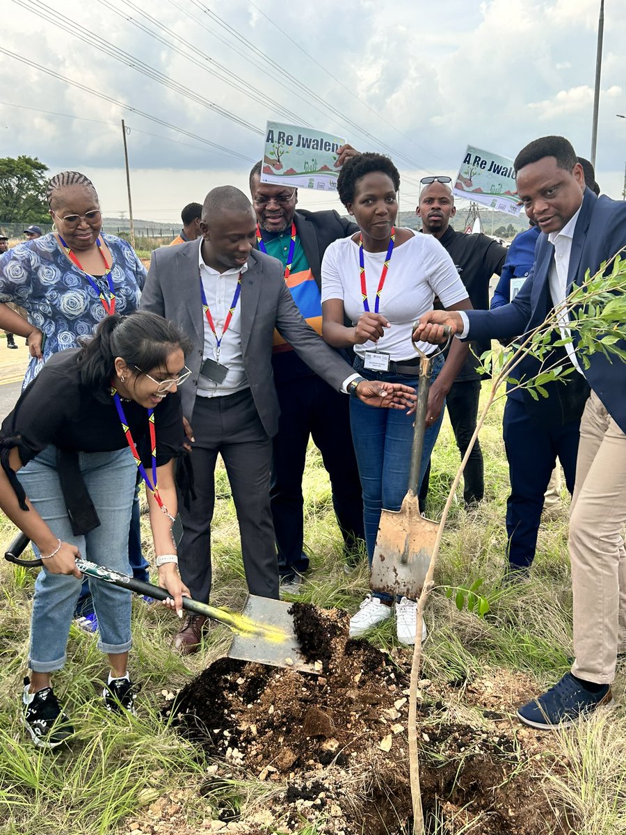 LebogangMatji's tweet photo. The 2-day Political Leadership Masterclass on #climate governance concludes with a tree planting ceremony, part of #Arejwaleng at the TASEZ, Ford Motor Company in Silverton. https://t.co/6BOKblwScl