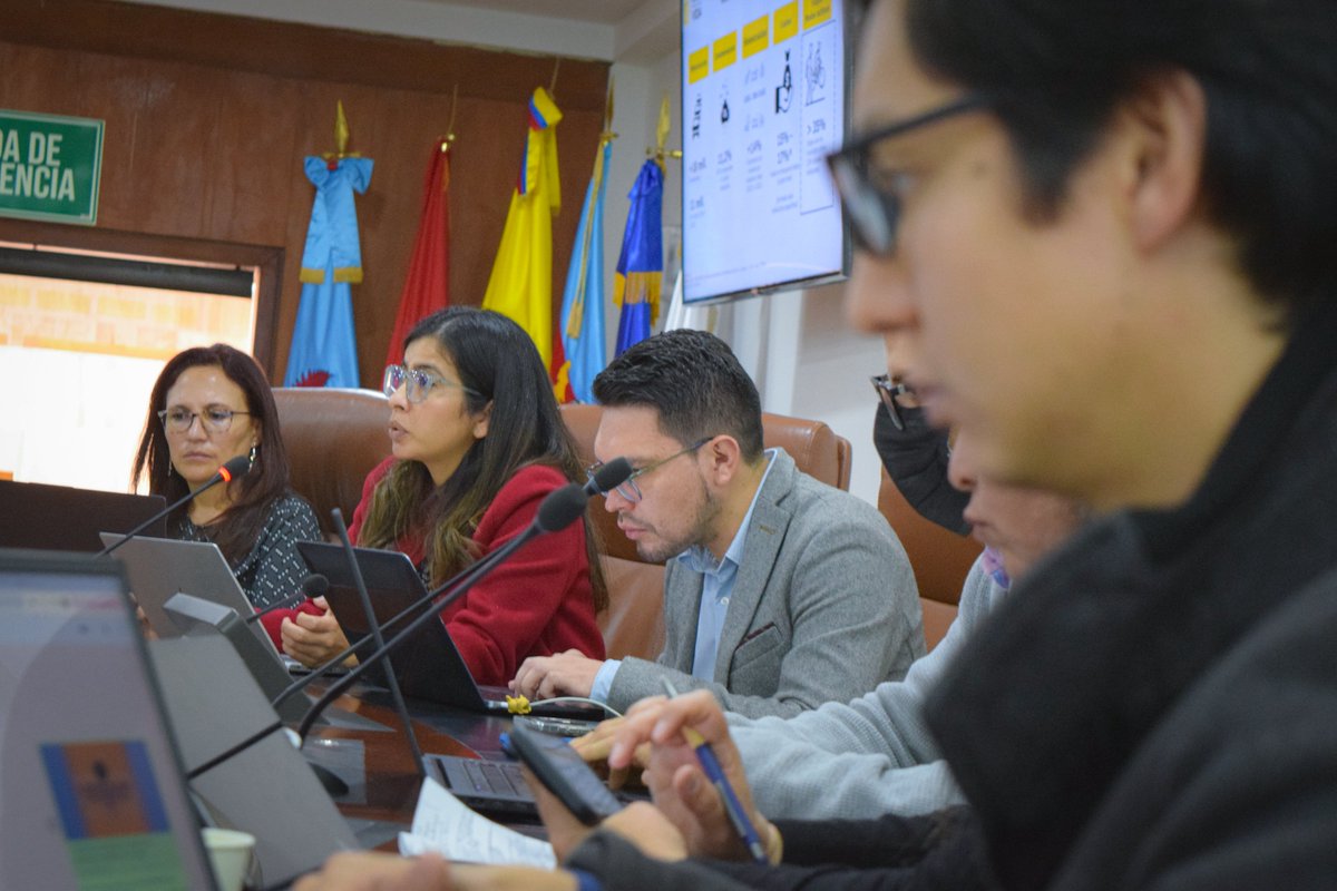 Avanza el trabajo de nuestra #ComisiónDeLaBicicleta 🚲🚶🏽‍♀️🛴

Realizamos una mesa técnica con el Gobierno Nacional para conocer los avances en la ejecución de la ENMA - Estrategia de Movilidad Activa y Sostenible con Enfoque de Género y Diferencial, que será la base desde la que