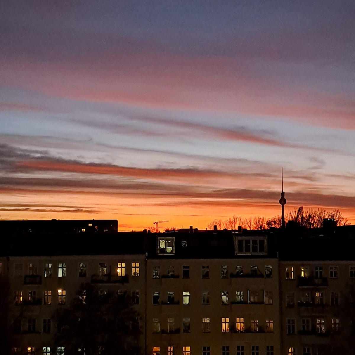 👇 Wir suchen Verstärkung! Zu bieten haben wir: nette Kollegen, viel Eigenständigkeit, viele Leser*innen und diese Aussicht aus dem Büro: