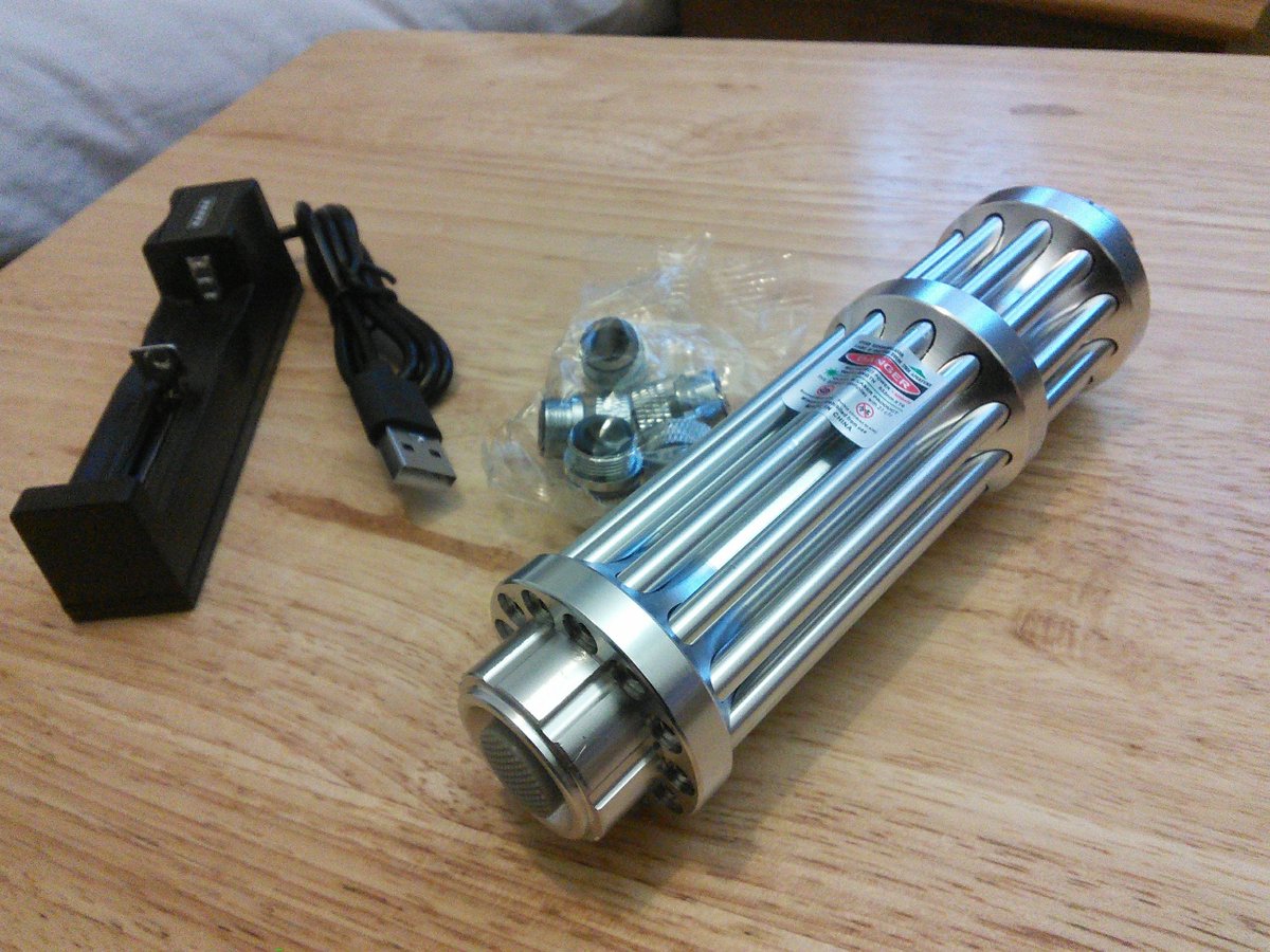 ChrisElisonUK's tweet image. New eBay toy - 532nm, God knows how many milliwatts (label says &amp;lt;5W). Label says class III, but probably class IV. Solid metal, nice weight to it. Supplied 18650 cell is branded &apos;Vastfire&apos;, doesn&apos;t inspire too much confidence in it 🔥😆 #lasers #laserpointers