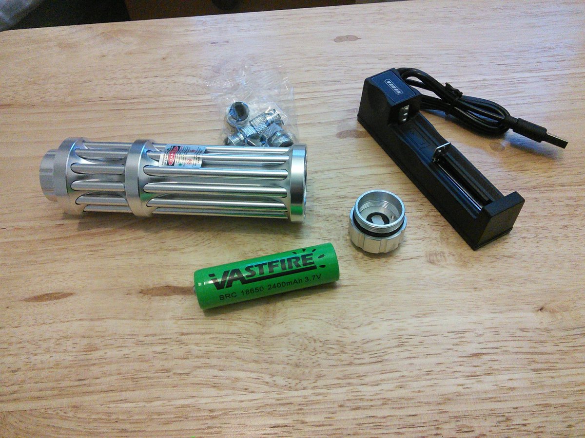 ChrisElisonUK's tweet image. New eBay toy - 532nm, God knows how many milliwatts (label says &amp;lt;5W). Label says class III, but probably class IV. Solid metal, nice weight to it. Supplied 18650 cell is branded &apos;Vastfire&apos;, doesn&apos;t inspire too much confidence in it 🔥😆 #lasers #laserpointers