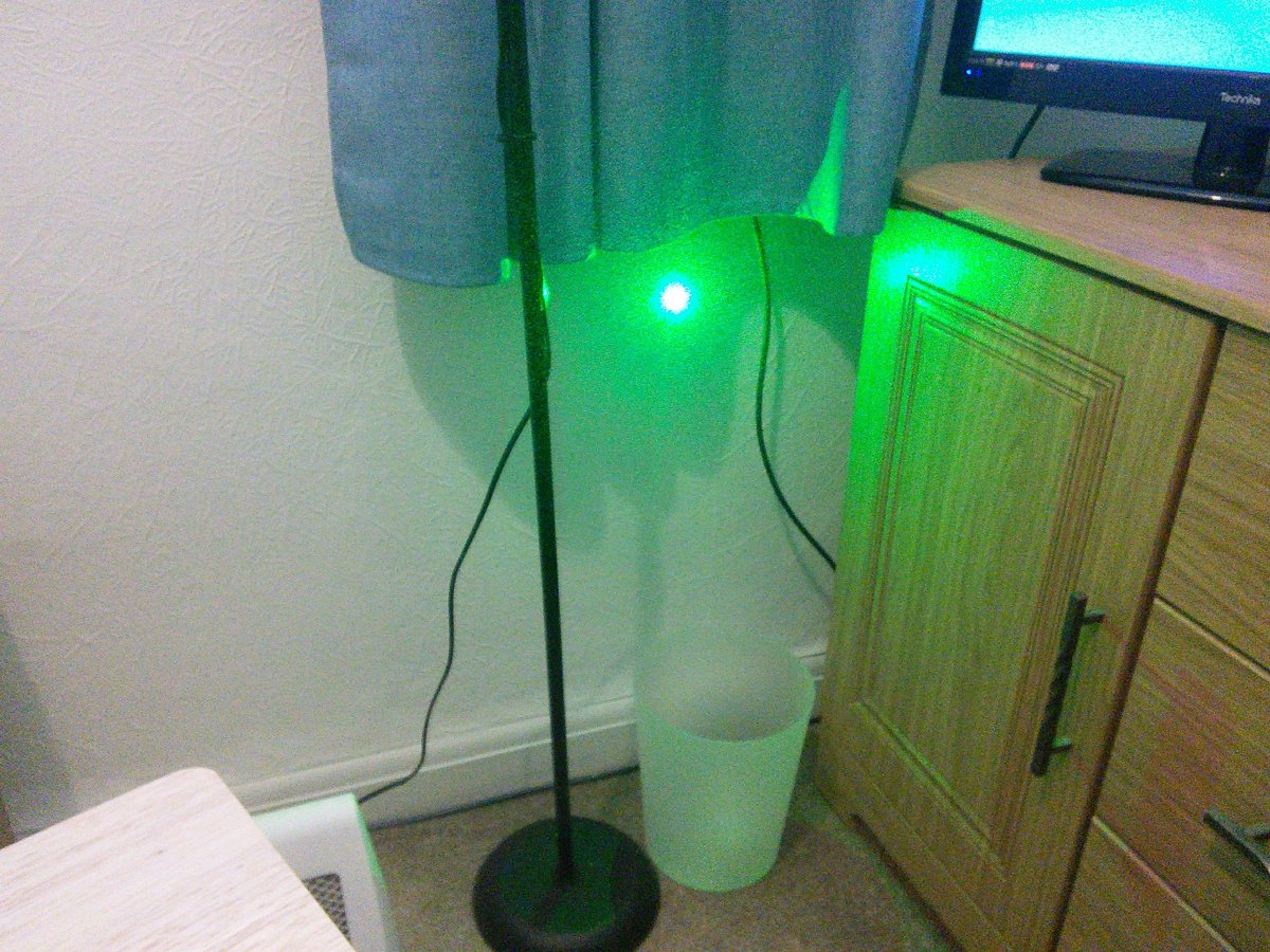 ChrisElisonUK's tweet image. New eBay toy - 532nm, God knows how many milliwatts (label says &amp;lt;5W). Label says class III, but probably class IV. Solid metal, nice weight to it. Supplied 18650 cell is branded &apos;Vastfire&apos;, doesn&apos;t inspire too much confidence in it 🔥😆 #lasers #laserpointers