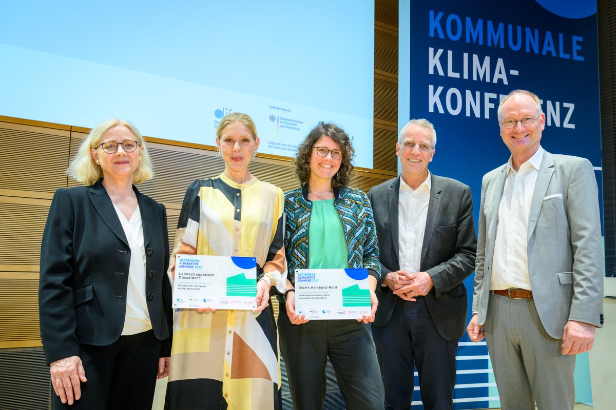 difu_d's tweet photo. 💚lichen Glückwunsch: #WettbewerbKlimaaktiveKommune 2023 (Landeshaupt)Städte @Duesseldorf & @stuttgart_stadt, @freiburg, @SGudensberg & @StadtOsnabrueck, Bezirk @hamburg_de-Nord, Gemeinden #Furth, #Straubenhardt & #Großbardorf, #Großbardorf, LK #Haßberge 🎉https://t.co/nLS1t9IGfV https://t.co/tkM1EB8ixB