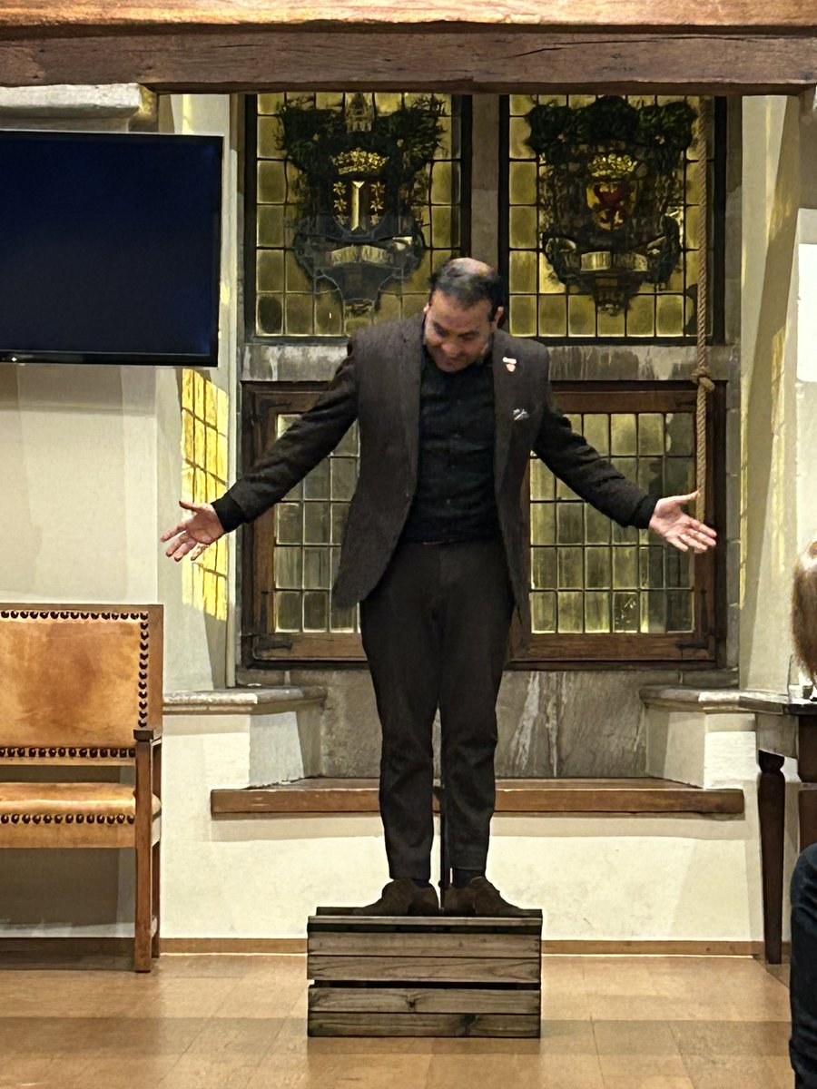 MandevilleAC's tweet image. De Goudse zeepkist is begonnen! Met onze eigen @MoMohandis. Mo is good people. Gaat niet mee in de populaire frames. Komt op voor de gezondheids- en ouderenzorg. Waar stemt u op? Timmermans? Jetten? Klaver? Geen idee. Mohandis staat dicht bij u. #GoMo! #Gouda