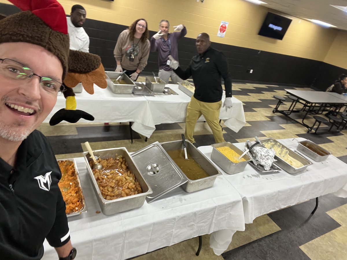 TonyJarvis_MHS's tweet photo. Murray High ❤️s a tradition and a great meal!  Happy Thanksgiving MHS style.  We served, they ate.  Now for 5th period!
Many thanks to our awesome food service team, grounds team and staff who served the meals.  👊🏻 #MurraySchools https://t.co/JQ9vASPKqs