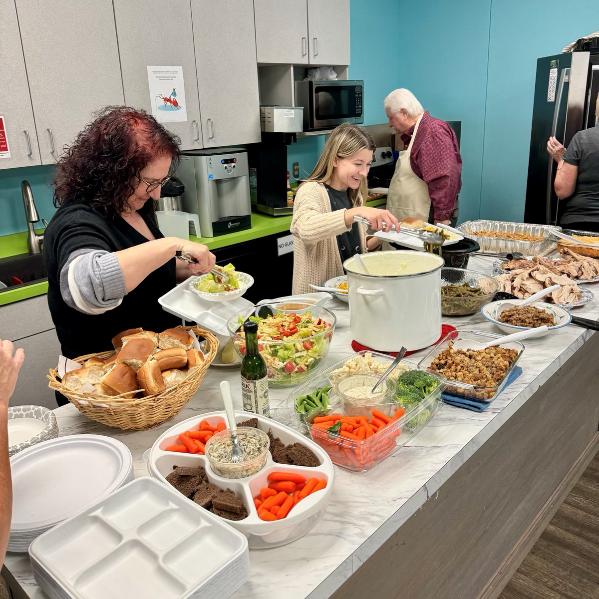 MetroWireCable's tweet photo. 🦃 The @MetroWireCable - Detroit 2023 Turkey Lunch was an absolute hit! Our team eagerly anticipates this mouthwatering turkey feast every year, making it the perfect kickoff to our festive season together! 🎁🌟 

#TeamTraditions #Feast #HolidayVibes https://t.co/3YXdv3h0xC