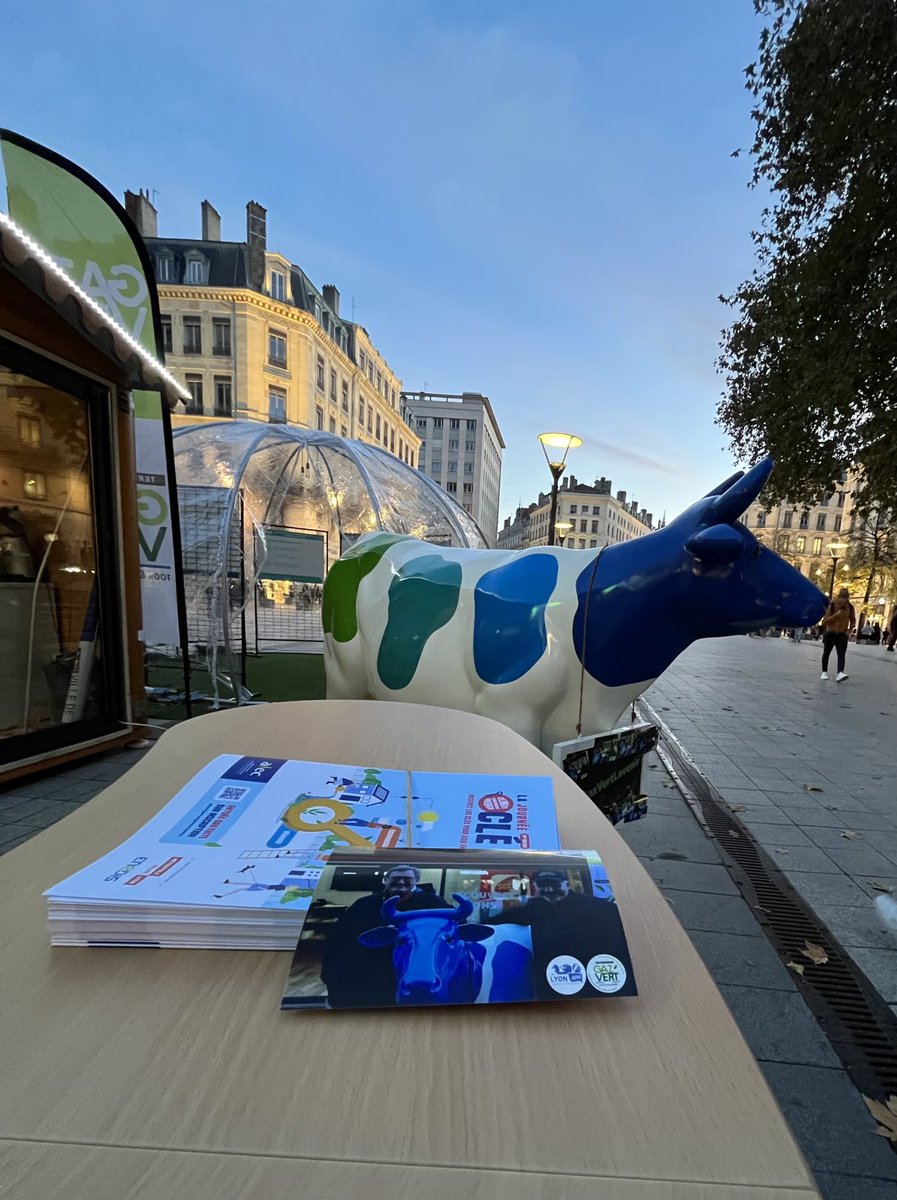 Place de la Ré ⁦@villedelyon⁩ , un chalet & des des hôtes attentionnés, pour tout savoir sur le #Gazvert, où il est produit  dans la région, ses usages, performants et des célébrités, Marguerite … ⁦@GRDF⁩ “en route vers la neutralité carbone”