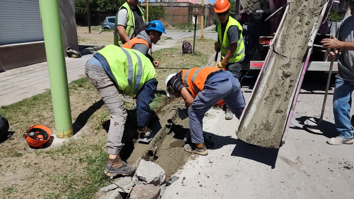 seguridadmbb's tweet photo. ✅️Continúan los trabajos de construcción y hormigonado de cordón cuneta en:
📍Av. Alem y Hernández 
📍Juncal y Drago
📍Juncal y Brown
📍Paraná 600
📍EEUU 300

👷🏽‍♂️A cargo del personal del Dpto de Conservación Vial https://t.co/l596ciEJRN