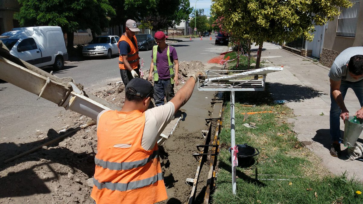 ✅️Continúan los trabajos de construcción y hormigonado de cordón cuneta en:
📍Av. Alem y Hernández 
📍Juncal y Drago
📍Juncal y Brown
📍Paraná 600
📍EEUU 300

👷🏽‍♂️A cargo del personal del Dpto de Conservación Vial