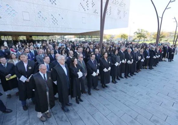 Lo de los jueces y letrados manifestándose contra una ley que todavía no existe y haciendo un minuto de silencio como si hubiera habido una masacre, claro ejemplo de la “democracia plena” en la que vivimos.