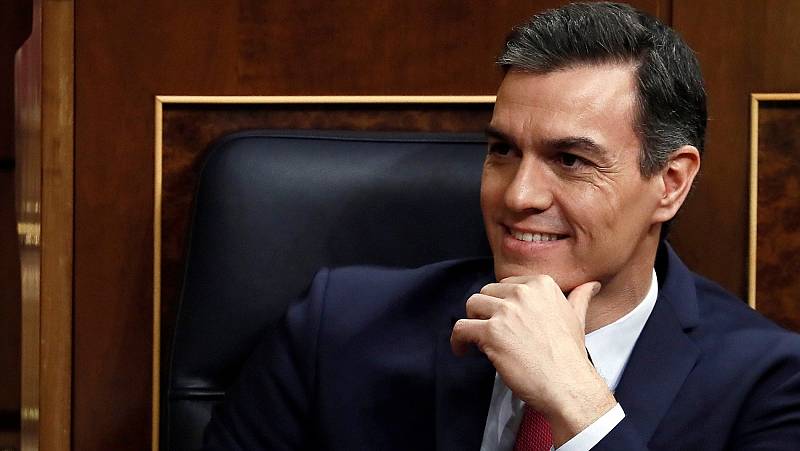 Rafael_Narbona's tweet photo. Pedro Sánchez ya es presidente de gobierno. Espero que los cayetanos y las cayetanas puedan soportarlo. Si el dolor les resulta insoportable, les recomiendo un chute de Optalidón. Creo que aún puede comprarse en la Deep Web, donde también podrán adquirir esvásticas, águilas bicéfalas y llaveros con la imagen de Tejero.
