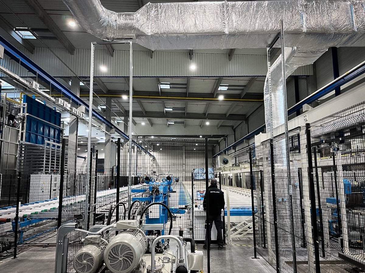 phfrei's tweet photo. Ravi d'inaugurer le nouveau bâtiment de production de @Sepalumic à #Genlis, concrétisation d'un défi lancé en 2018. Un investissement de 30M€ pour une extension de 8 000m² alliant innovation, compétitivité et transition écologique avec 40 emplois pour la #circo2103 à la clé ! https://t.co/OofFTaYwxn